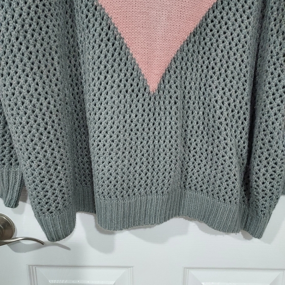 Torrid Pink Heart Gray Crochet Pullover Scrop Neck Sweater in Size 3 / 22-24 - Picture 5 of 12